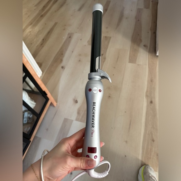 Beachwaver Pro 1 curling iron rotating 1.25” barrel hair styling tools - Picture 5 of 6